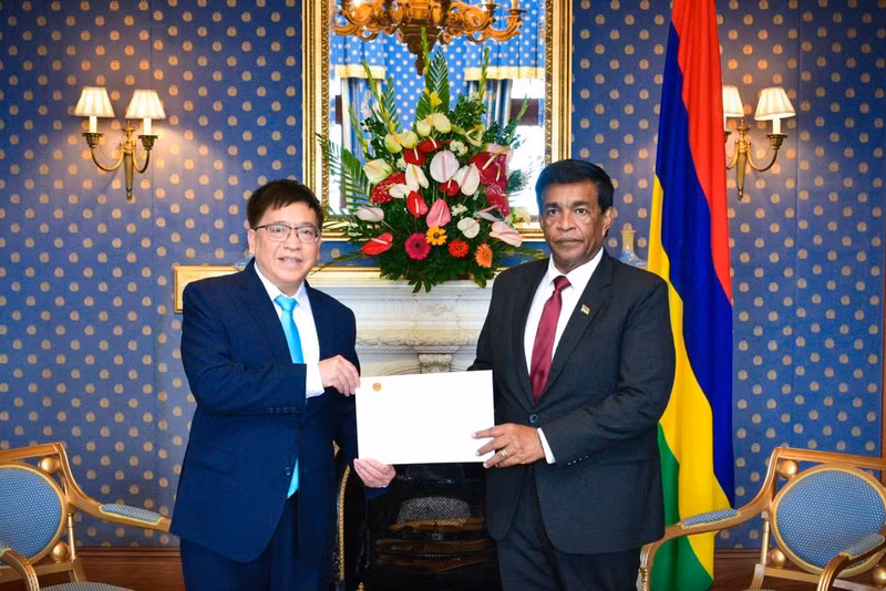 L'ambassadeur vietnamien au Mozambique et à Maurice, Pham Hoang Kim (à gauche), présente des lettres de créance au président de Maurice, Prithvirajsing Roopun. Photo: baoquocte
