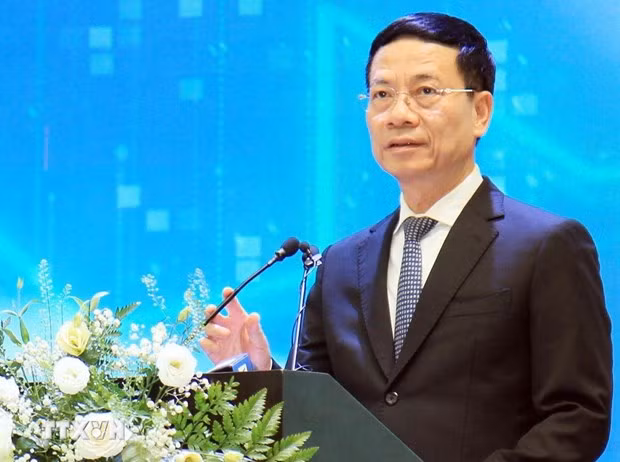 Le ministre vietnamien de l’Information et de la Communication, Nguyên Manh Hung, s'exprime lors du débat. Photo: VNA
