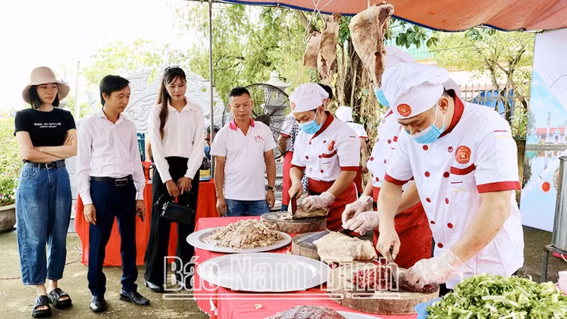 Le village de Vân Cù est le berceau de nombreux artisans célèbres qui préservent et promeuvent le pho. Photo: thoidai