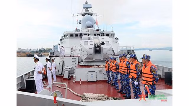 Le frégate 012-Ly Thai Tô de la Marine populaire du Vietnam arrive en Indonésie