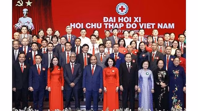 Le Président Nguyên Xuân Phuc et les délégués. Photo: VNA