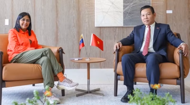 La vice-présidente permanente du Venezuela, Delcy Rodríguez Gómez (à gauche), et l'ambassadeur vietnamien Venezuela, Vu Trung My. Photo : Ambassadeur du Vietnam au Venezuela