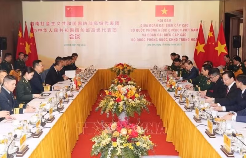 Le ministre vietnamien de la Défense Phan Van Giang s'entretient avec son homologue chinois, Dong Jun. Photo : VNA.