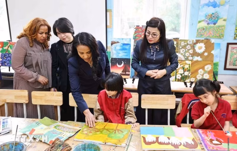 Les épouses des Premiers ministres vietnamien et éthiopien visitent le lycée Nguyên Dinh Chiêu. Photo : VNA.