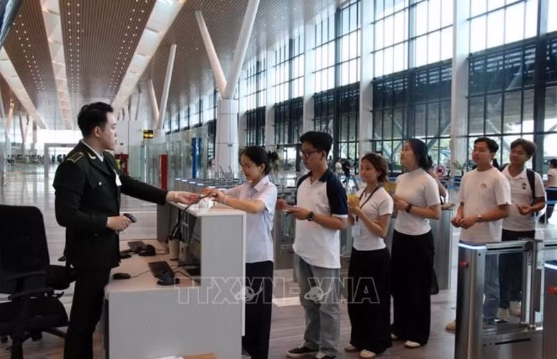 Simultation des procédures d'enregistrement au terminal T3 de l’aéroport de Tân Son Nhât, l'après-midi du 16 avril, en préparation du premier vol. Photo : VNA.