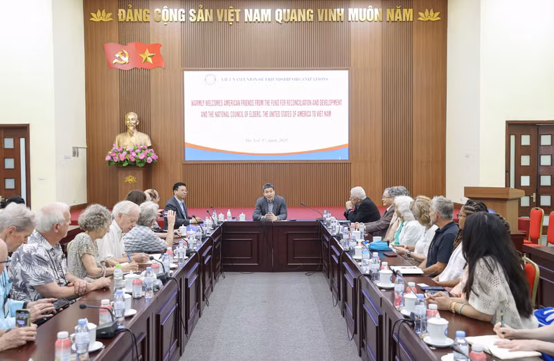 Phan Anh Son, président de l'Union des organisations d'amitié du Viêt Nam (VUFO), lors de la réception d’une délégation du Fonds pour la réconciliation et le développement (FRD) et du Conseil national américain des personnes âgées (NCOE) le 17 avril à Hanoï. Photo: thoidai