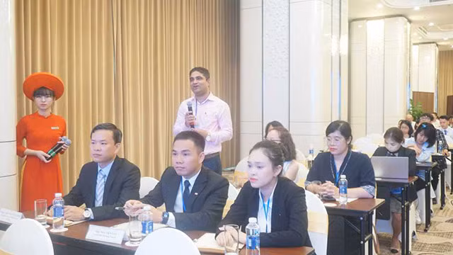 Des représentants des principales agences de voyages internationales d’Inde et du Vietnam expriment leurs souhaits lors de l'événement. Photo : dichvucong.quangninh.gov.vn
