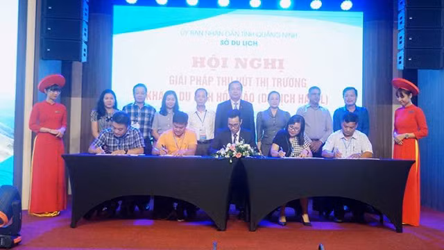 La cérémonie de signature d'un mémorandum de coopération dans l’attraction et l’accueil de touristes musulmans à Quang Ninh entre les représentants des établissements d’hébergement et des agences de voyages. Photo: dichvucong.quangninh.gov.vn