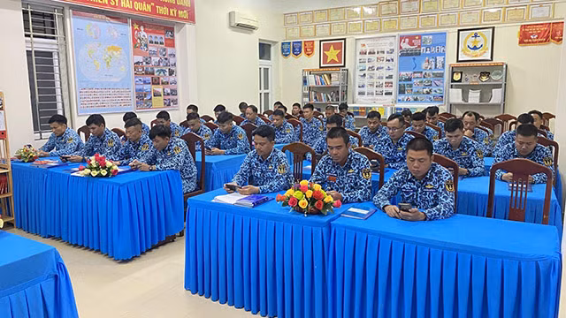 Des officiers et soldats de la Brigade 189 au concours en ligne de découverte des relations d’amitié Vietnam - Cuba. Photo : Vietnamnet