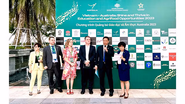 Le vice-président du Comité populaire de la ville de Cân Tho, Nguyên Thuc Hiên s'exprime lors du programme « Promotion de l’éducation et de la cuisine australiennes ». Photo: thoidai.com.vn Le vice-président du Comité populaire de la ville de Cân Tho, Nguyên Thuc Hiên s'exprime lors du programme « Promotion de l’éducation et de la cuisine australiennes ». Photo: thoidai.com.vn