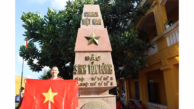 Vu Trong Thu lors de sa visite à l'archipel de Truong Sa du Vietnam, en avril 2023. Photo : thoidai.com.vn