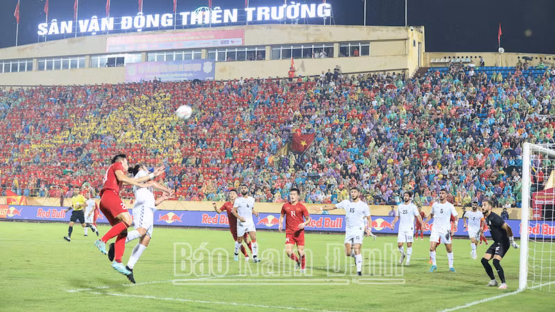 Au stade de Thiên Truong dans la province de Nam Dinh (au Nord-Est), les deux équipes ont joué avec détermination dès le coup de sifflet d'ouverture. Les joueurs vietnamiens ont eu relativement du mal à contrôler le ballon face à un adversaire palestinien ayant un physique un peu meilleur, prêt à s’approcher rapidement de joueurs vietnamiens. Photo : Journal Nam Dinh.