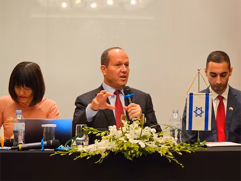 Le ministre israélien de l’Économie et de l’Industrie, Nir Barkat (au centre). Photo : thanhnien.vn