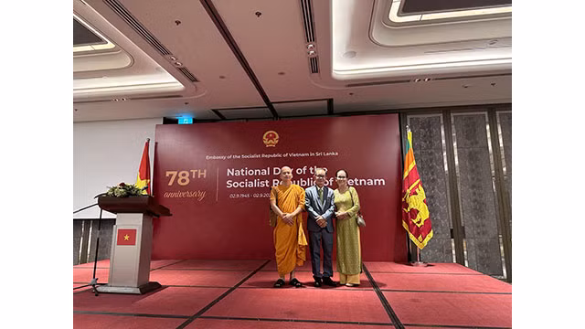 Le bonze Phap Quang gérant du monastère Zen Truc Lâm au Sri Lanka assiste à la Fête nationale vietnamienne célébrée au Sri Lanka. Photo : thoidai.com.vn