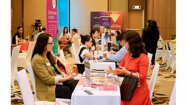 Le programme « Promotion de l’éducation et de la cuisine australiennes » réunit des représentants de 25 écoles et établissements de formation de premier plan australiens. Photo: thoidai.com.vn Le programme « Promotion de l’éducation et de la cuisine australiennes » réunit des représentants de 25 écoles et établissements de formation de premier plan australiens. Photo: thoidai.com.vn