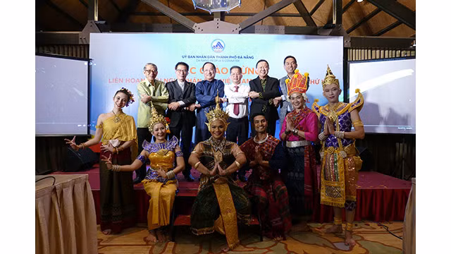 Les artistes présente des performances artistiques de l’échange d’amitié Vietnam - Thaïlande. Photo : thoidai.com.vn Les artistes présente des performances artistiques de l’échange d’amitié Vietnam - Thaïlande. Photo : thoidai.com.vn