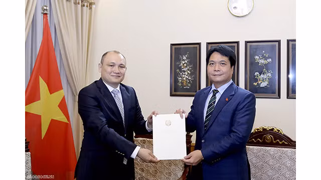 L'ambassadeur Nguyên Viêt Dung, directeur général du Département du Protocole d’État du Vietnam (à droite) et l'ambassadeur nouvellement nomé ambassadeur du Kazakhanstan au Vietnam (à gauche). Photo : baoquocte.vn