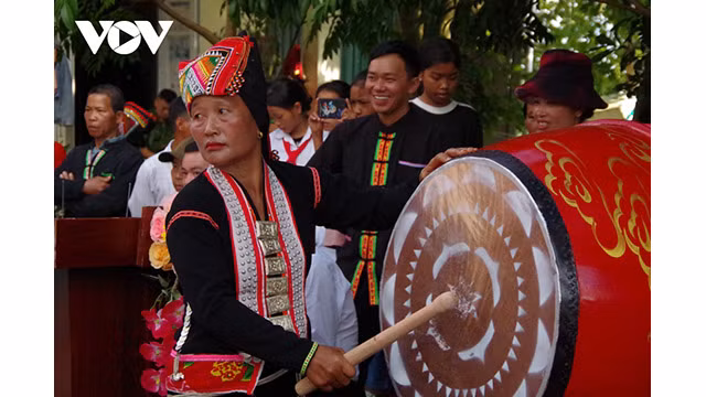 Selon l'artisane Vàng Thi Sang, la cérémonie a lieu après que les familles ont fini de récolter. Photo : VOV.
