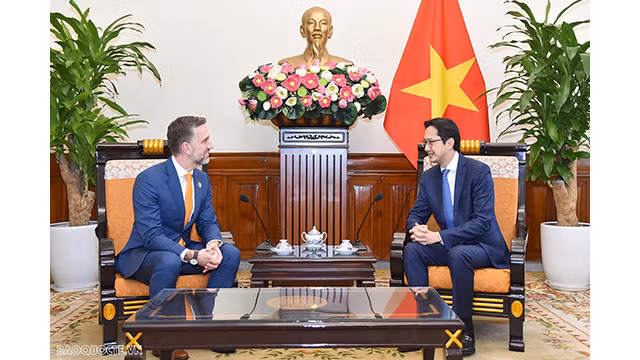 Le vice-ministre des Affaires étrangères Dô Hung Viêt (à droite) et le représentant en chef du Fonds des Nations Unies pour la population (FNUAP) au Vietnam, Matthew David Jackson (à gauche). Photo : baoquocte.vn