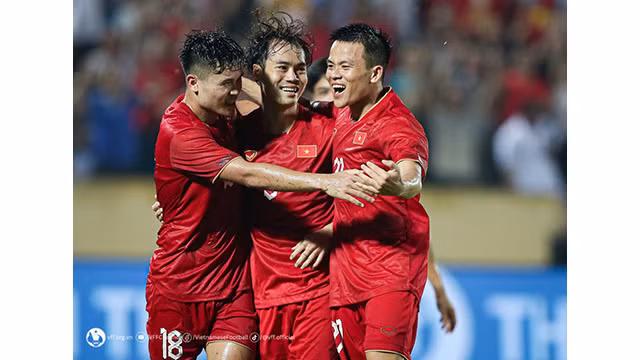 À la 77e minute, Van Toàn a dépassé quatre défenseurs palestiniens et a contribué au but marqué par Tuân Hai, réalisant l'écart de 2-0 pour l'équipe vietnamienne. Photo : VFF.
