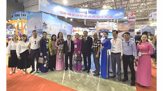 Les délégués au stand présentant le potentiel, les atouts et les produits touristiques typiques de la province de Quang Ninh. Photo : Centre d’information et de promotion touristique de Quang Ninh. 