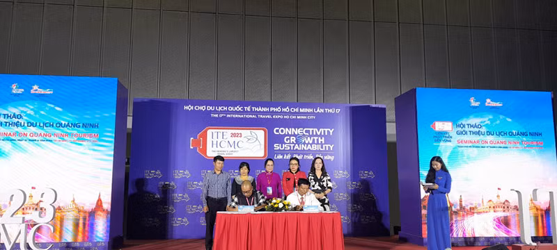 L'Association du Tourisme de Quang Ninh signe un accord de coopération avec l’Association de voyage G7 lors du 17e Salon international du tourisme de Hô Chi Minh-Ville 2023. Photo: Centre d’information et de promotion touristique de Quang Ninh L'Association du Tourisme de Quang Ninh signe un accord de coopération avec l’Association de voyage G7 lors du 17e Salon international du tourisme de Hô Chi Minh-Ville 2023. Photo: Centre d’information et de promotion touristique de Quang Ninh