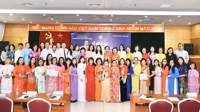 Les étudiants assistent à un cours de formation vise à améliorer l'enseignement de la langue vietnamienne à l'étranger. Photo : VGP.