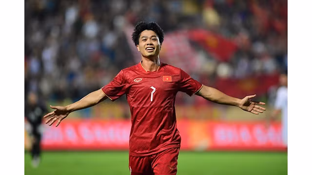 Les joueurs de l’équipe du pays hôte ne sont pas découragés, ils ont rapidement fait pression. Le tournant du match s'est produit à la 62e minute, lorsque le joueur Hoàng Duc a fait une passe à Công Phuong pour dépasser la défense de l’adversaire, et a poussé le ballon à travers le gardien Rami, ouvrant le score 1 - 0 pour l'équipe vietnamienne. Photo : Journal Nhân Dân.