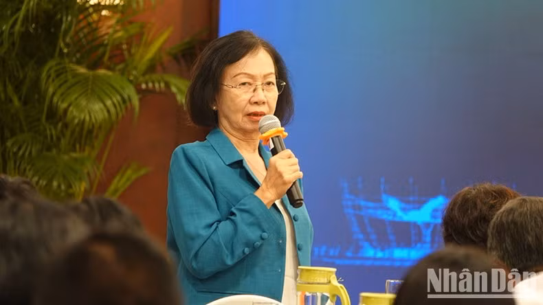 La présidente de l'Association Touristique de Hô Chi Minh-Ville, Nguyên Thi Khanh, prend la parole lors de la conférence de presse. Photo : NDEL.