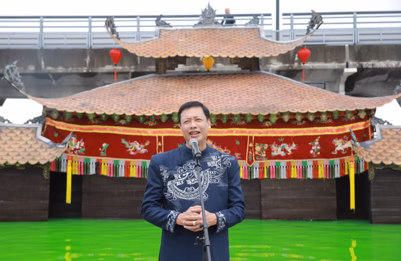 L’artiste du peuple Nguyên Huy Dung, directeur du Théâtre de marionnettes sur l’eau, du Vietnam présente le programme artistique aux délégués. Photo : bvhttdl.gov.vn L’artiste du peuple Nguyên Huy Dung, directeur du Théâtre de marionnettes sur l’eau, du Vietnam présente le programme artistique aux délégués. Photo : bvhttdl.gov.vn