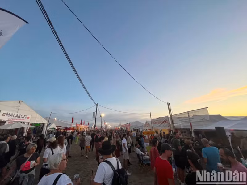 La Fête du Journal L’Humanité est un événement politique et culturel annuel qui attire chaque jour la participation de milliers de visiteurs venus de toute la France et de nombreux pays du monde. Photo: NDEL