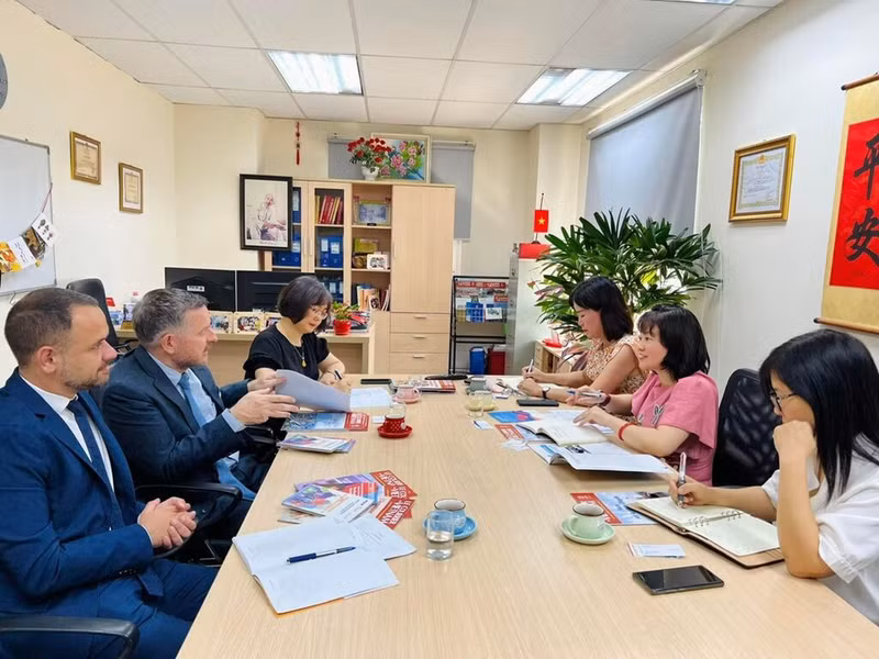 Une séance de travail entre la rédaction du Courrier du Vietnam et le nouveau représentant de l'OIF pour l'Asie et le Pacifique en mai 2023. Photo : Hà My/CVN. Une séance de travail entre la rédaction du Courrier du Vietnam et le nouveau représentant de l'OIF pour l'Asie et le Pacifique en mai 2023. Photo : Hà My/CVN.