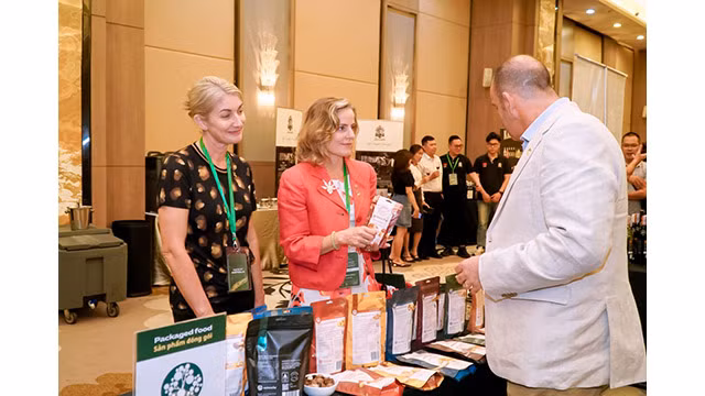 Les visiteurs lors du stand présentant des produits agricoles australiens lors de l'événement. Photo: thoidai.com.vn