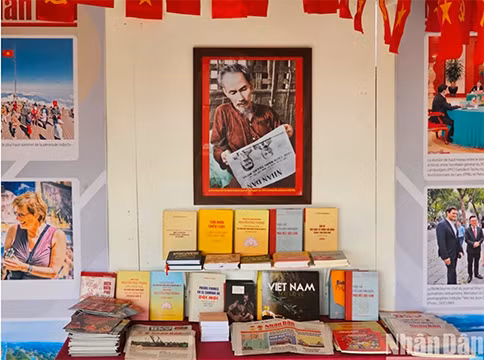 Les livres et publications sur le Président Hô Chi Minh, le Parti communiste du Vietnam, l'œuvre du "Dôi moi" (Renouveau) et de l'intégration internationale sont exposés à la Fête de l'Humanité. Photo: NDEL