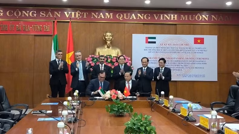 La signature du protocole d'accord entre les deux parties s'est tenue en présence du secrétaire du Comité provincial du Parti, Pham Viêt Thanh. Photo : nhandan.vn