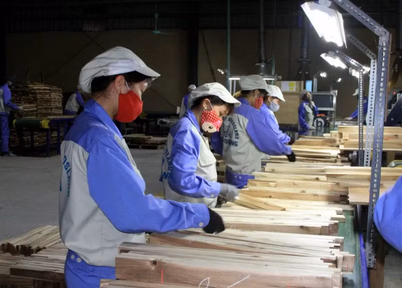 Les défis du marché représentent également une opportunité pour les entreprises vietnamiennes de restructurer leur production. Photo : VNA.