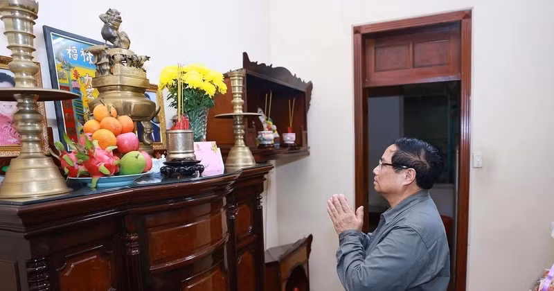 Le Premier ministre Pham Minh Chinh rend hommage à l’ancien Premier ministre Phan Van Khai. Photo : VNA.