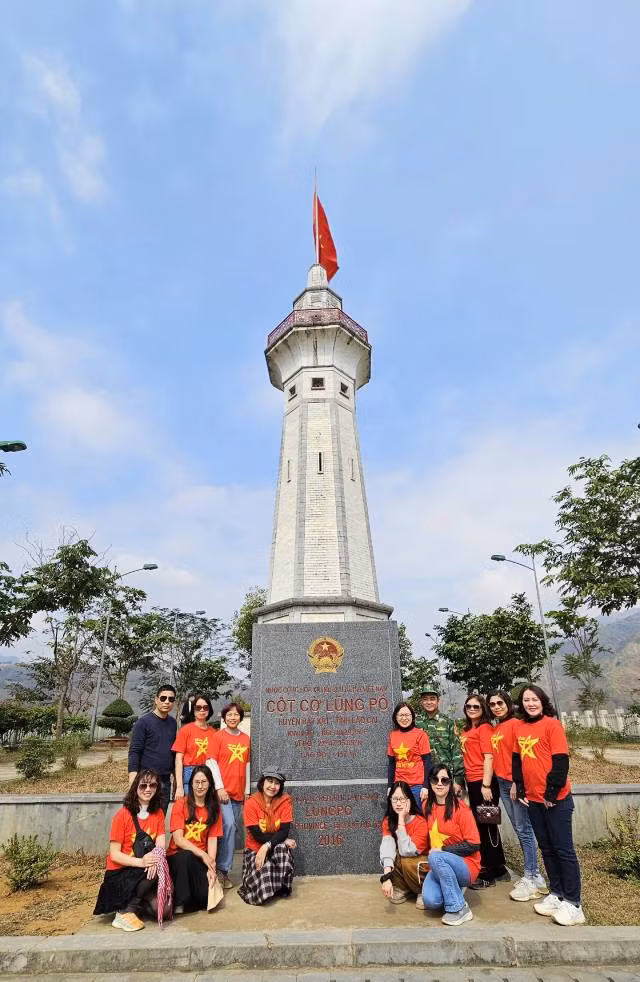La Tour du drapeau de Lung Pô incarne non seulement la volonté inébranlable de défendre la souveraineté nationale, mais aussi la reconnaissance envers les soldats et cadres du poste-frontière d'A Mu Sung qui ont donné leur vie pour protéger cette frontière sacrée. Photo : plo.vn La Tour du drapeau de Lung Pô incarne non seulement la volonté inébranlable de défendre la souveraineté nationale, mais aussi la reconnaissance envers les soldats et cadres du poste-frontière d'A Mu Sung qui ont donné leur vie pour protéger cette frontière sacrée. Photo : plo.vn