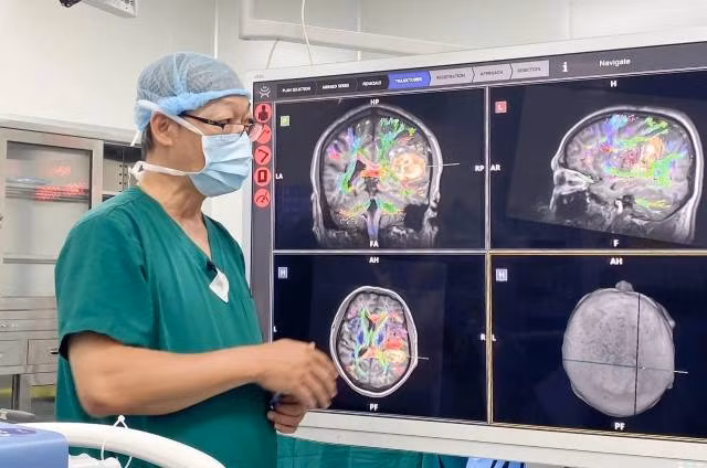 Le docteur Chu Tân Si analyse la corrélation entre la tumeur et les faisceaux nerveux du patient grâce au robot IA. Photo : Hôpital Général Tâm Anh, à Hô Chi Minh-Ville. Photo: lifestyle.znews.vn Le docteur Chu Tân Si analyse la corrélation entre la tumeur et les faisceaux nerveux du patient grâce au robot IA. Photo : Hôpital Général Tâm Anh, à Hô Chi Minh-Ville. Photo: lifestyle.znews.vn