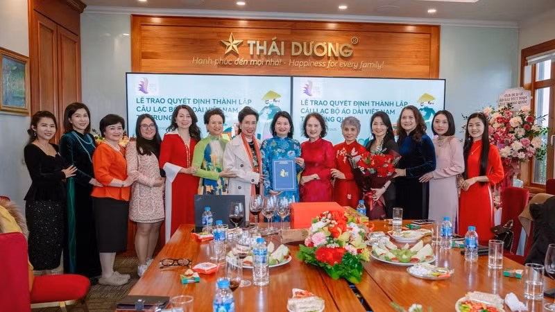  Le Club du Patrimoine de l'ao dài vietnamien en Chine a été créé dans une ambiance enthousiaste en ce début de nouvelle année. Photo : nhandan.vn