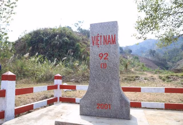 La borne frontière n°92, financé par des fonds de socialisation. Photo : plo.vn La borne frontière n°92, financé par des fonds de socialisation. Photo : plo.vn