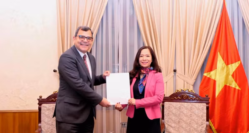 La directrice par intérim du département du protocole d’État, Phan Kiêu Nga (à droite) et le nouvel ambassadeur de Grèce au Vietnam, Antonios Papakostas (à gauche). Photo : baoquocte.vn