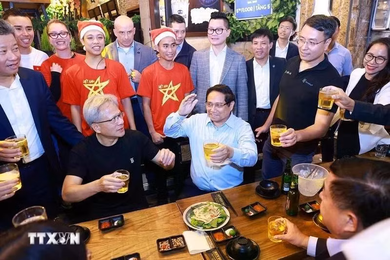 Le Premier ministre Pham Minh Chinh et Jensen Huang, fondateur et directeur général du groupe NVIDIA, dégustent la cuisine de rue à Hanoï dans la soirée du 5 décembre 2024. Photo: VNA