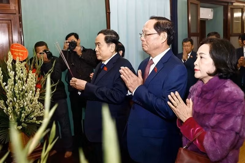 Le président de l’Assemblée nationale Trân Thanh Mân rend hommage au Président Hô Chi Minh. Photo: VNA 