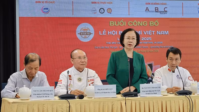 La présidente de l’Association du Tourisme de Hô Chi Minh-Ville, Nguyên Thi Khanh, s'exprime lors d'un point presse présentant le 3e Festival du « banh mi » vietnamien de 2025. Photo : nhandan.vn