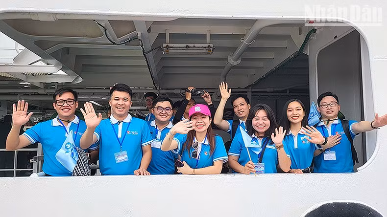 Les membres de l’Union des étudiants du Vietnam de la délégation de Hanoï avant le départ. Photo : NDEL.
