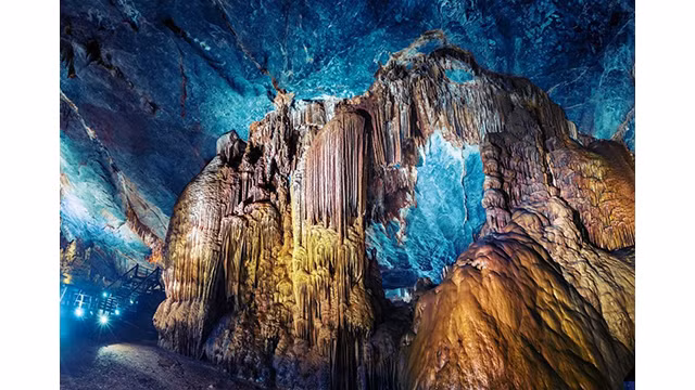 La grotte Thiên Duong offre aux visiteurs des paysages magnifiques et étranges. Photo : Voyage Quang Binh.