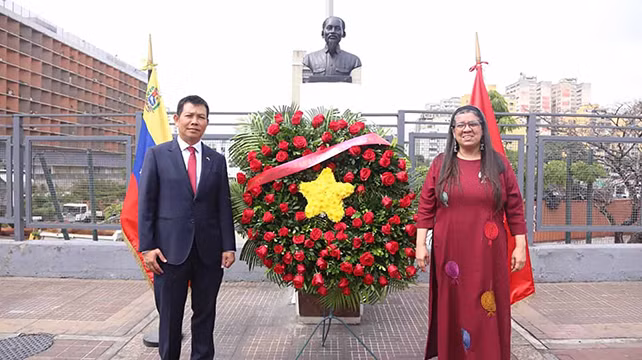 L'ambassadeur du Vietnam au Venezuela, Vu Trung My et la vice-ministre vénézuélienne des Affaires étrangères, Tatiana Pugh. Photo : baoquocte.vn L'ambassadeur du Vietnam au Venezuela, Vu Trung My et la vice-ministre vénézuélienne des Affaires étrangères, Tatiana Pugh. Photo : baoquocte.vn