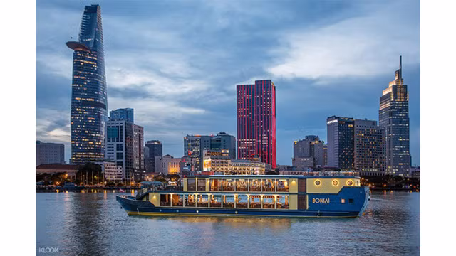 À Hô Chi Minh-Ville, les visiteurs auront l'occasion de découvrir les « spécialités » que l'on ne trouve que dans cette ville, telles que la visite le long de la rivière de Saigon en yacht. Photo: Klook