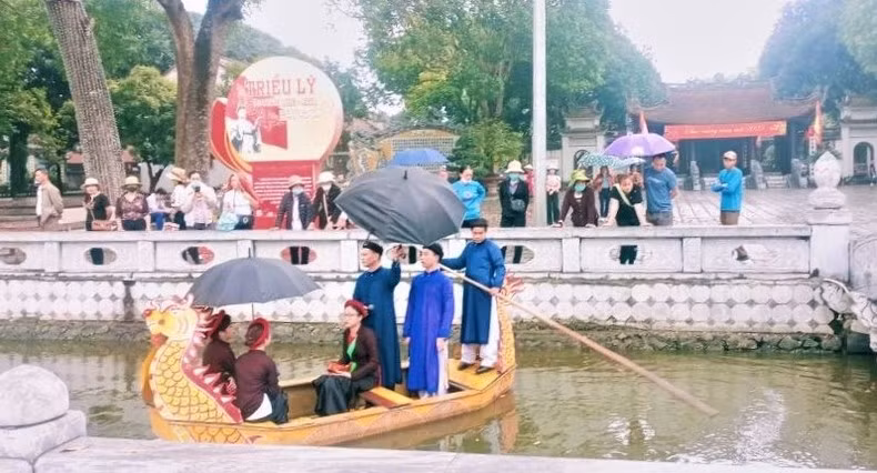 Au cours des trois premiers mois lunaires, il y a des représentations gratuites des spectacles du chant « Quan họ » pour les visiteurs. Photo : NDEL.